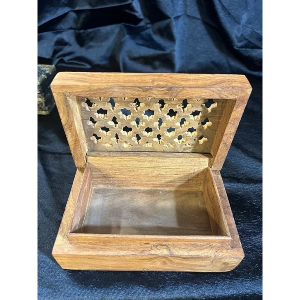 VTG PIERCED WOOD TRINKET BOX 6 x 4 x 2.5‎ (2191)